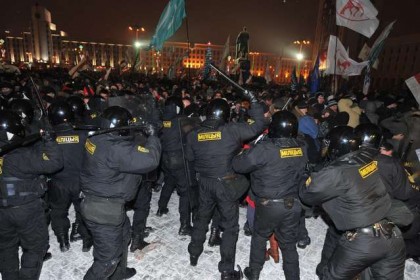 Protesters clash with riot police during an opposition rally in Minsk early on December 20, 2010. Belarus police arrested hundreds of protestors as they used force to break up a mass demonstration against the expected re-election of President Alexander Lukashenko in disputed polls on Sunday. AFP PHOTO/ VIKTOR DRACHEV