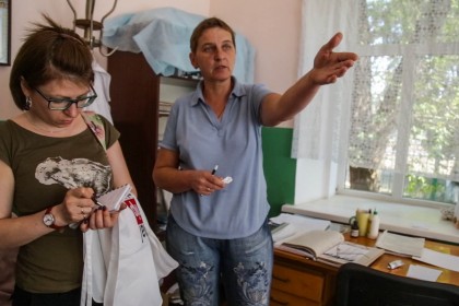 Rettungssanitäterin Lilija Schwez zeigt einer Vertreterin von Vostok SOS die Krankenstation in Trochisbenka.
